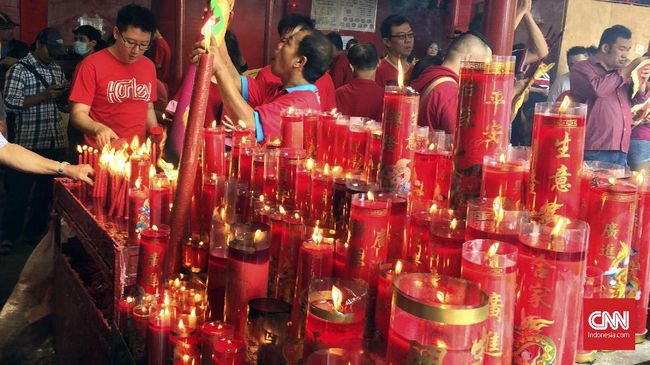Anies-Sandi 'Tak Kompak' Sambangi Wihara di Petak Sembilan