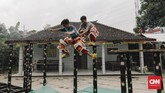 Tapi kesulitan itu seakan hilang ketika mulai terdengar ramai alunan musik tambur, gong dan simbal mengiringi atraksi kesenian barongsai. (CNNIndonesia/Adhi Wicaksono)