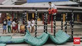 Barongsai dipercaya masuk ke Indonesia seiring masuknya orang China dari daratan Tiongkok pada masa surutnya Majapahit. Ia semakin pesat pada masa kemerdekaan hingga awal '70-an, lalu tenggelam pada '70-an hingga akhir '90-an. (CNNIndonesia/Adhi Wicaksono)