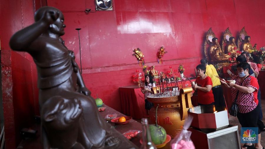 Warga keturunan Tionghoa melakukan perayaan tahun Baru Imlek 2569.