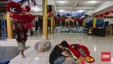Pelatihan kungfu dan akrobat menjadi penting mengingat berat kepala barongsai bisa lebih dari 20 kilogram, sedangkan kepala liong sekitar 17 kilogram. (CNNIndonesia/Adhi Wicaksono)
