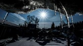 Air yang membeku menggantung di atap sebuah gedung pada hari yang terik di sebuah desa di luar kota Moskow, Rusia. (AFP PHOTO / Yuri KADOBNOV)
