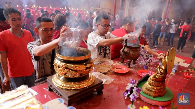 Warga keturunan Tionghoa melakukan perayaan tahun Baru Imlek 2569.