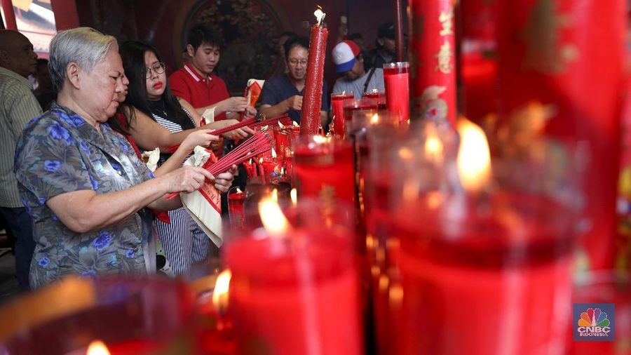 Warga keturunan Tionghoa melakukan perayaan tahun Baru Imlek 2569.