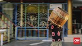 Barongsai sendiri mulai ada di Cileungsi sejak 1954. Masyarakat sekitar mengenalnya dengan sebutan Barong Cam Sie atau Barong Pengki karena bentuknya terbuat dari papan yang menyerupai pengki. (CNNIndonesia/Adhi Wicaksono)
