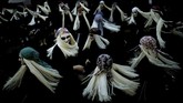 Penduduk kota Mundaka, Basque, Spanyol, berpakaian seperti Lamia dengan wajah yang dicat putih, mata hitam, dan mereka menari-nari pada sebuah karnaval. Lamia adalah mahluk mistis, bertubuh separuh hewan, yang senang menyisir rambut pirang panjang mereka dengan sisir emas. (REUTERS/Vincent West)