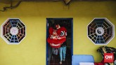 Mulai '60-an masyarakat Cileungsi mulai menggunakan Barong Kilin Sai (berbentuk sejenis binatang bertanduk satu). Meski sempat dilarang pada medio '70-an oleh Orde Baru, warga Cileungsi khususnya Kampung Pasar Lama tetap memainkannya, meski hanya di kawasan kampung dan antarwihara saja. (CNNIndoneia/Adhi Wicaksono)