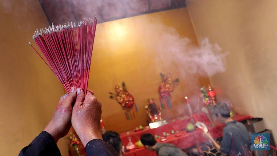 Warga keturunan Tionghoa melakukan perayaan tahun Baru Imlek 2569.