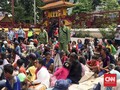 Ratusan 'Pemburu Angpau' Padati Wihara di Petak Sembilan