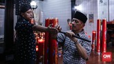 Sampai saat ini kelenteng masih punya tongkat legendaris yang konon pernah dimiliki oleh Embah Areli Dato Kembang. Tongkat tersebut masih digunakan untuk memprediksi rezeki atau peruntungan hidup oleh para peziarah. (CNN Indonesia/ Hesti Rika)