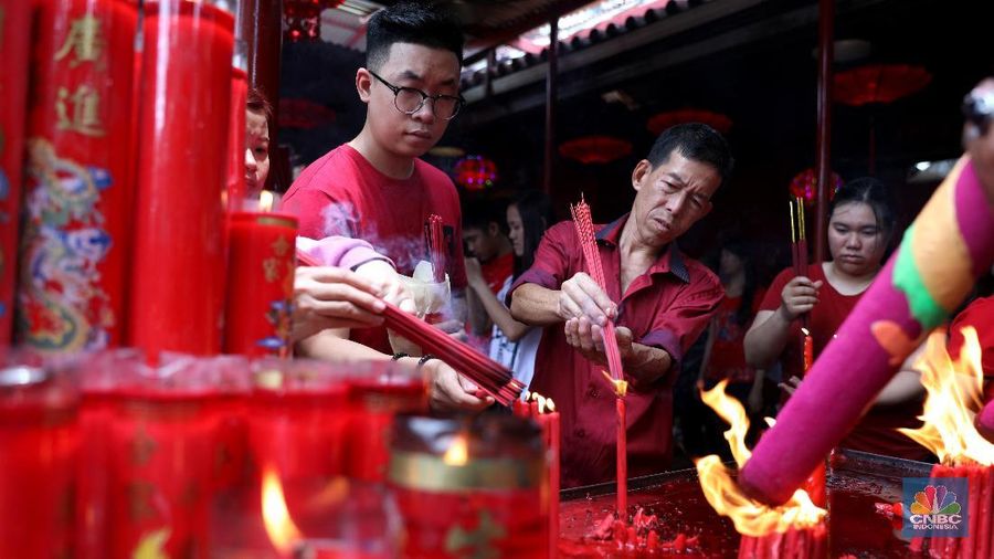 Warga keturunan Tionghoa melakukan perayaan tahun Baru Imlek 2569.