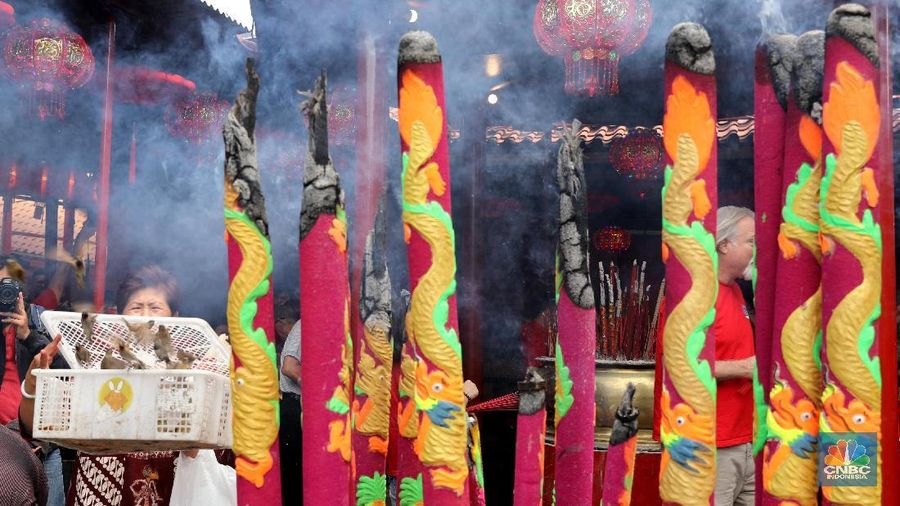 Warga keturunan Tionghoa melakukan perayaan tahun Baru Imlek 2569.