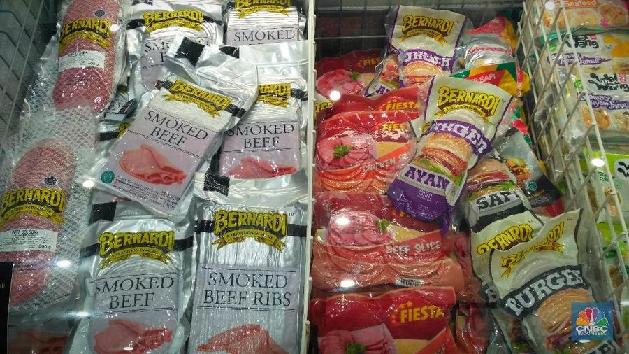 Harga daging sapi di dalam negeri dinilai masih cukup tinggi, karena itu RI mengkaji melakukan impor.