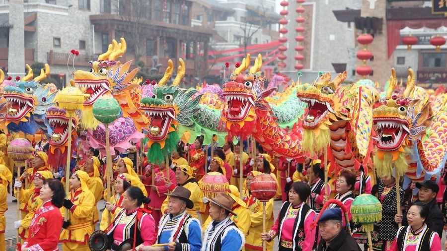 Orang berkumpul untuk melakukan tarian naga pada hari pertama Tahun Baru Imlek China, di Mianyang, provinsi Sichuan, China, 16 Februari 2018.