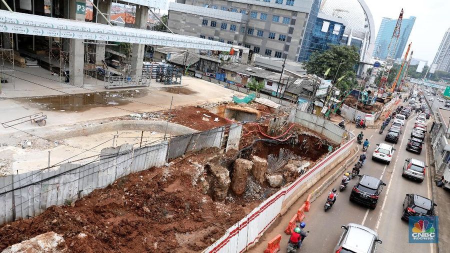 Kementerian Pekerjaan Umum dan Perumahan Rakyat (PUPR) mencatat terdapat 32 proyek jalan tol dan 4 proyek LRT.