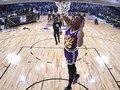 FOTO: Aksi Donovan Mitchell Juara Kontes Slam Dunk NBA