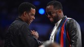 Penyanyi Puff Daddy berbicara dengan aktor Chris Rock usai babak pertama Team LeBron vs Team Stephen di NBA All Star 2018. (REUTERS/Bob Donnan-USA TODAY Sports)
