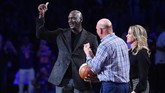 Legenda NBA yang juga pemilih Charlotte Hornets Michael Jordan (kiri) menerima bola dari Presiden LA Lakers Jeanie Buss dan pemilih LA Clippers Steve Ballmer. Charlotte tahun depan akan menjadi tuan rumah NBA All Star 2019. (Kevork Djansezian/Getty Images/AFP)