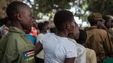 Namun kurang dari dua tahun kemudian, konflik kembali meletus. Presiden Salva Kiir menuding mantan deputi dan pesaing politiknya Riek Machar merencanakan sebuah kudeta. (AFP PHOTO/Stefanie Glinski)