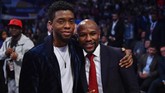 Aktor film Black Panther Chadwick Boseman berpose dengan mantan juara dunia tinju Floyd Mayweather Jr. di Staples Center. (REUTERS/Bob Donnan-USA TODAY Sports)