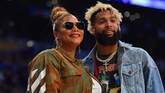 Penyanyi Queen Latifah berpose dengan pemain klub NFL New York Giants Odell Beckham Jr. di sela babak pertama NBA All Star 2018. (REUTERS/Bob Donnan-USA TODAY Sports)