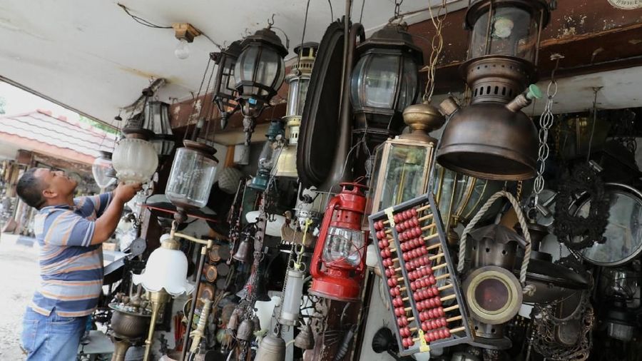 Berbagai barang antik dijual seperti hiasan etnik, lampu antik, kompas, teleskop, setir kapal, kamera kuno, telepon antik dan lainnya dijual di lokasi ini.