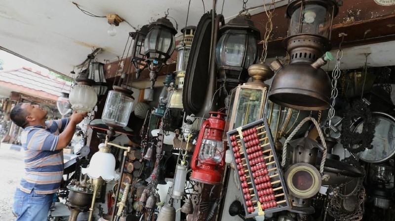 Berbagai barang antik dijual seperti hiasan etnik, lampu antik, kompas, teleskop, setir kapal, kamera kuno, telepon antik dan lainnya dijual di lokasi ini.