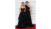 Lily James (kiri) terlihat cantik bak peri dalam balutan gaun strapless hitam dan rok tulle panjang yang melebar dari Burberry. Sedangkan Gemma Aterton terlihat elegan dengan gaun one shoulder dari Alberta Ferretti. (REUTERS/Hannah McKay).