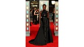 Lupita Nyong'o tampil penuh gaya di ajang Bafta 2018 dalam balutan gaun eksentrik dari Ellie Saab. Potongan gaun dekonstruktif dengan tambahan rok peplum membuat Lupita terlihat modis. (REUTERS/Hannah McKay)