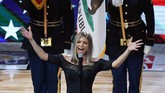 Penyanyi asal Amerika Serikat Fergie membawakan lagu kebangsaan The Star-Spangled Banner sebelum pertandingan NBA All Star 2018. (REUTERS/Richard Mackson-USA TODAY Sports)