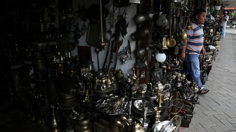 Berbagai barang antik dijual seperti hiasan etnik, lampu antik, kompas, teleskop, setir kapal, kamera kuno, telepon antik dan lainnya dijual di lokasi ini.