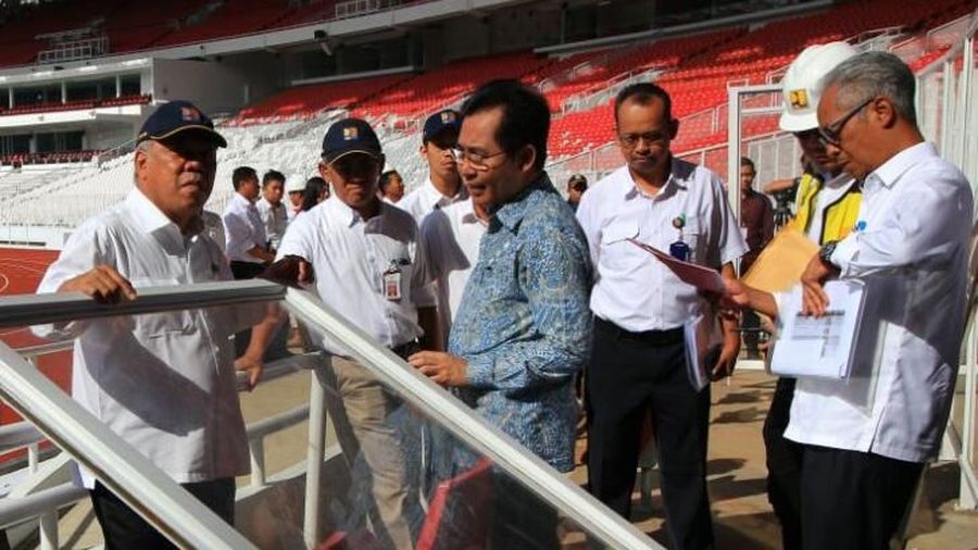 Sejumlah Pagar besi di zona 9 dan pintu pembatas kaca SUGBK rusak oleh oknum suporter saat Final Piala Presiden kemarin