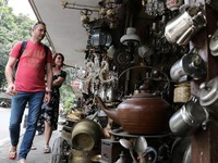 Melirik Barang Antik di Jalan Surabaya