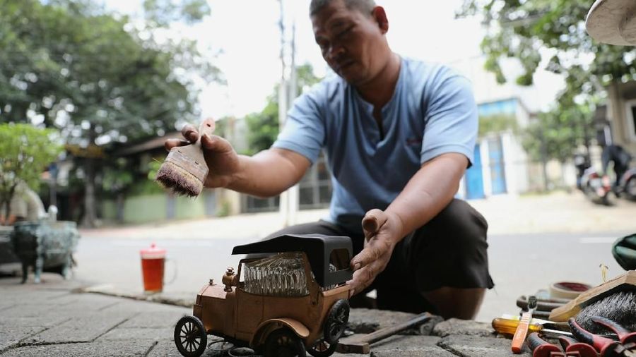 Berbagai barang antik dijual seperti hiasan etnik, lampu antik, kompas, teleskop, setir kapal, kamera kuno, telepon antik dan lainnya dijual di lokasi ini.