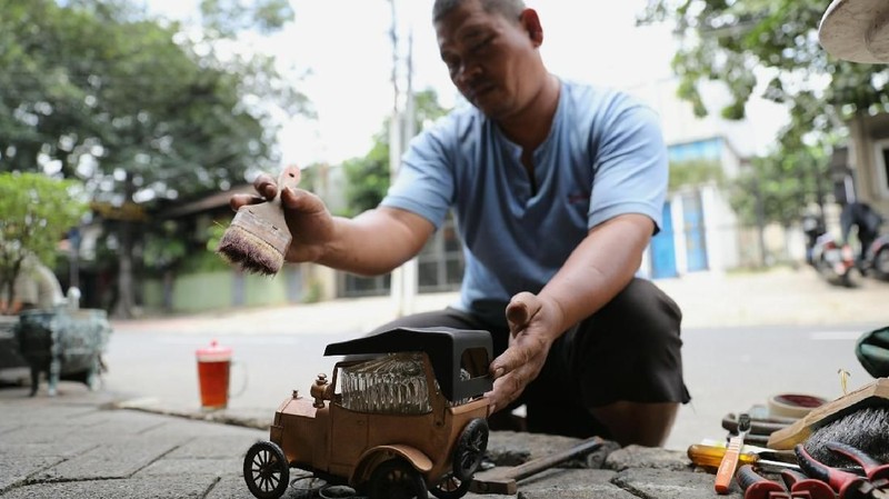 Berbagai barang antik dijual seperti hiasan etnik, lampu antik, kompas, teleskop, setir kapal, kamera kuno, telepon antik dan lainnya dijual di lokasi ini.