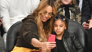 Aksi Kompak Beyonce-Blue Ivy Saat Berbusana Keemasan
