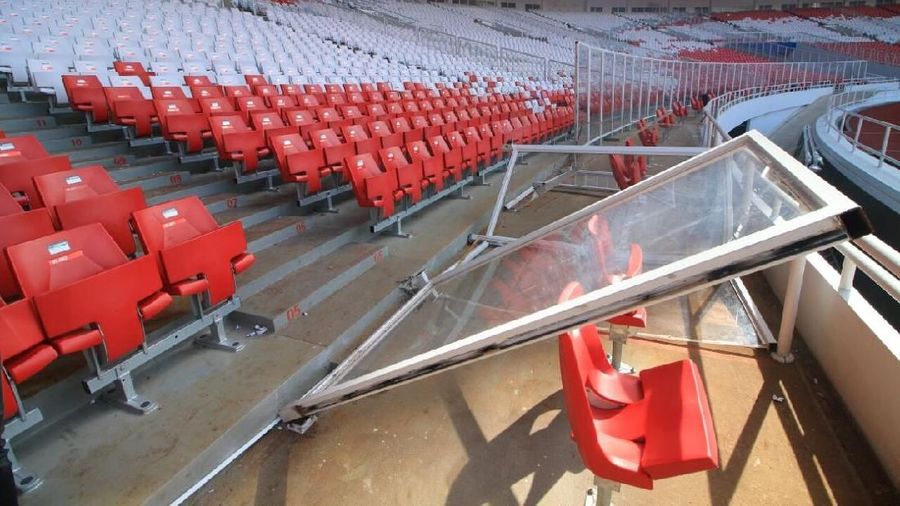 Sejumlah Pagar besi di zona 9 dan pintu pembatas kaca SUGBK rusak oleh oknum suporter saat Final Piala Presiden kemarin
