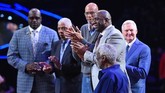Lima legenda NBA (kiri-kanan) Shaquille O'Neal, Julius Erving, Kareem Abdul-Jabar, Jerry West, Earvin 'Magic' Johnson dan Bill Russell mendapat penghargaan saat NBA All Star 2018. (Kevork Djansezian/Getty Images/AFP)