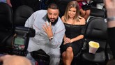 Produser dan penyanyi DJ Khaled foto bersama Fergie. DJ Khaled juga menjadi juri dalam lomba slam dunk di NBA All Star 2018. (REUTERS/Bob Donnan-USA TODAY Sports)
