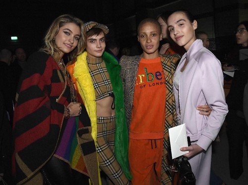 Burberry Bakar Tas dan Baju yang Tak Laku Terjual Senilai Rp 538 M Burberry Bakar Tas dan Baju yang Tak Laku Terjual Senilai Rp 538 M