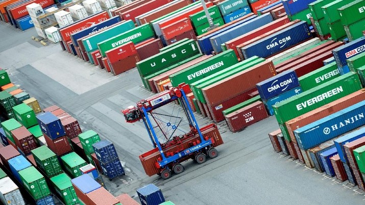 Ilustrasi Bongkar Muat Barang Ekspor Impor FILE PHOTO: A van carrier transports a container at the container terminal