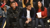 Dua aktor di film Black Panther Michael B. Jordan dan Chadwick Boseman menikmati jalannya NBA All Star 2018 yang dimenangi Team LeBron 148-145. (Allen Berezovsky/Getty Images/AFP)