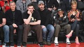 CEO Disney Bob Iger (kiri), Jimmy Kimmell (tengah), dan sutradara Spike Lee (kedua dari kanan) menyaksikan jalannya NBA All Star 2018. (Allen Berezovsky/Getty Images/AFP)