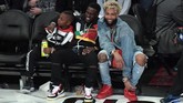 Aktor Kevin Hart (tengah) duduk bersama putaranya Hendrix Hart (kiri) dan pemain NFL dari klub New York Giants Odell Beckham Jr. (REUTERS/Kirby Lee-USA TODAY Sports)