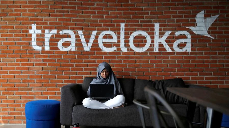 FILE PHOTO: An employee of Traveloka works at the company's headquarters in Jakarta, Indonesia, August 2, 2017. REUTERS/Beawiharta/File Photo