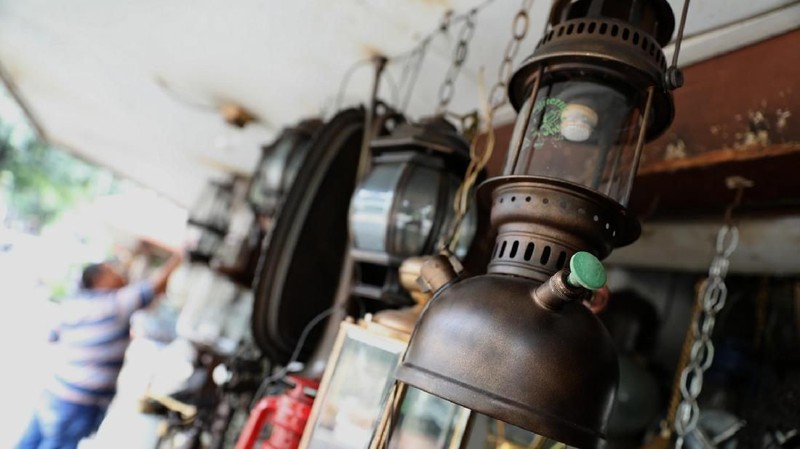 Berbagai barang antik dijual seperti hiasan etnik, lampu antik, kompas, teleskop, setir kapal, kamera kuno, telepon antik dan lainnya dijual di lokasi ini.