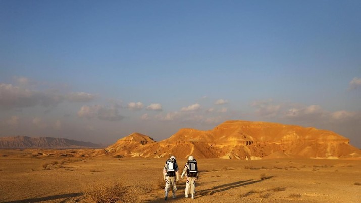 Simulasi Mars Israeli scientists participate in an experiment simulating a mission to Mars, at the D-MARS Desert Mars Analog Ramon Station project of Israel's Space Agency, Ministry of Science, near Mitzpe Ramon, Israel, February 18, 2018. REUTERS/Ronen Zvulun