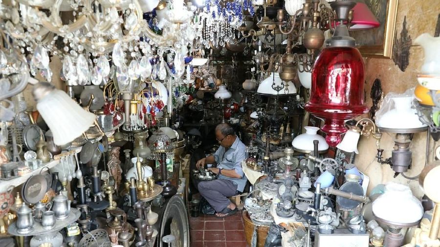 Berbagai barang antik dijual seperti hiasan etnik, lampu antik, kompas, teleskop, setir kapal, kamera kuno, telepon antik dan lainnya dijual di lokasi ini.