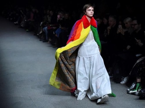 London Fashion Week Larang Desainer Tampilkan Baju Berbulu Hewan London Fashion Week Larang Desainer Tampilkan Baju Berbulu Hewan