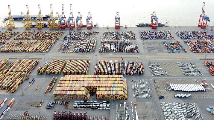 Ilustrasi Bongkar Muat Barang Ekspor Impor FILE PHOTO: Cars and containers are pictured at a shipping terminal in the harbour of the German northern town of Bremerhaven, Germany, late October 8, 2012. REUTERS/Fabian Bimmer/File Photo